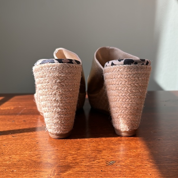 Beautiful Gold Spanish leather sandals with braided rope heels ! - Picture 3 of 6